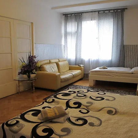 Arabesque Accommodation לינה וארוחת בוקר 3*