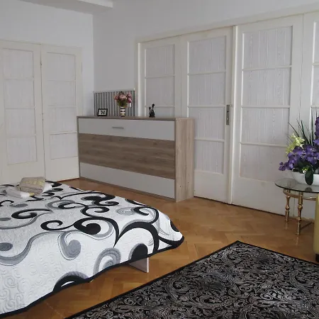 Arabesque Accommodation לינה וארוחת בוקר 3*