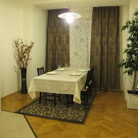 Arabesque Accommodation לינה וארוחת בוקר 3*